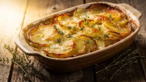 Kartoffelgratin für Gäste: Warum Sahne und Milch im Verhältnis 1:1 laut Profiköchen ideal ist